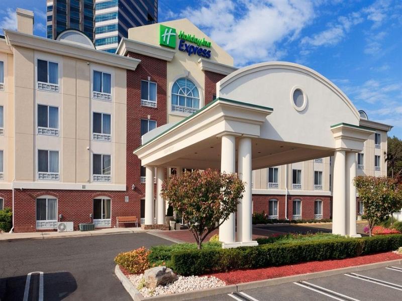 Holiday Inn Express Tower Center New Brunswick By Ihg East Brunswick Exterior photo