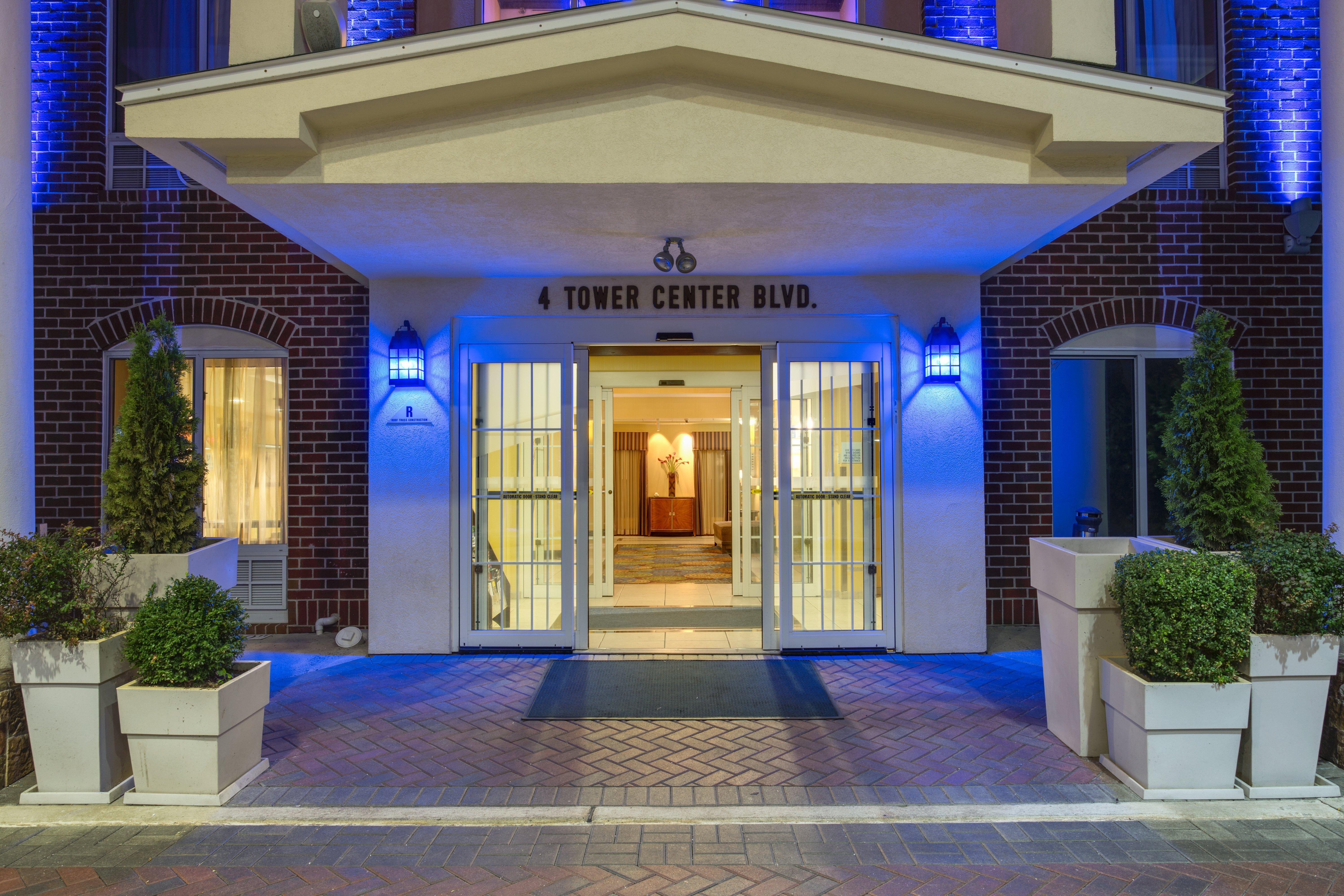 Holiday Inn Express Tower Center New Brunswick By Ihg East Brunswick Exterior photo