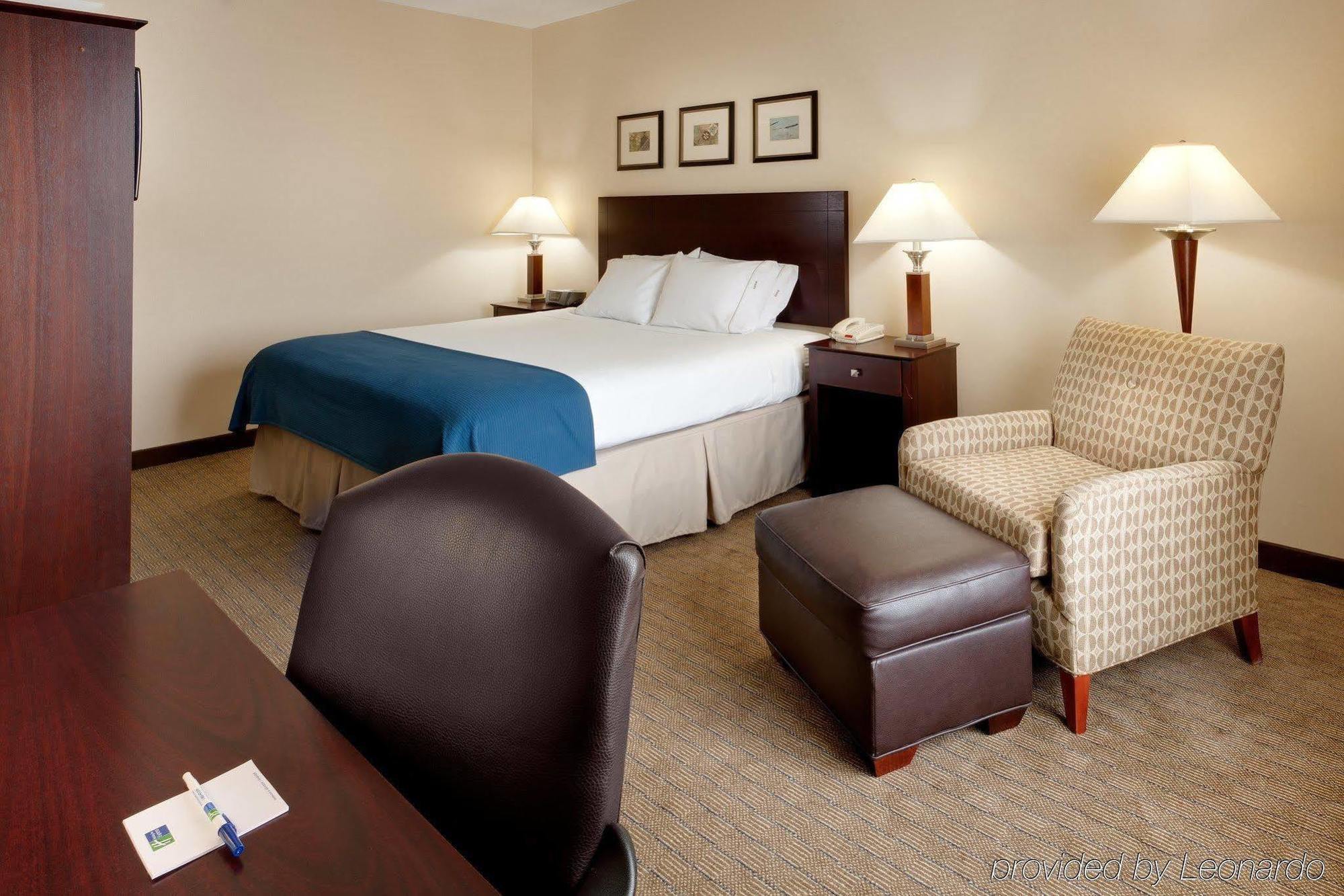 Holiday Inn Express Tower Center New Brunswick By Ihg East Brunswick Room photo