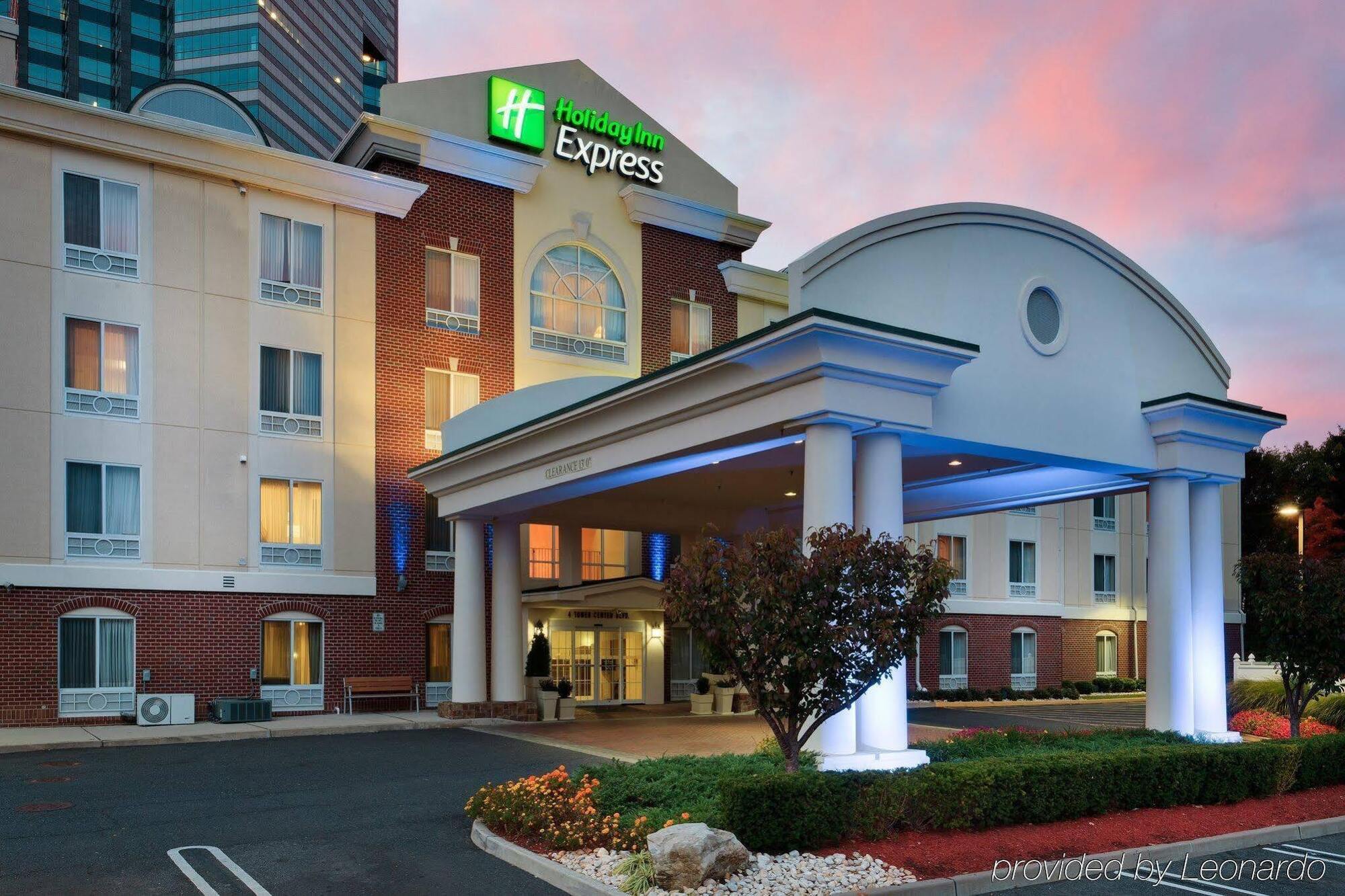 Holiday Inn Express Tower Center New Brunswick By Ihg East Brunswick Exterior photo