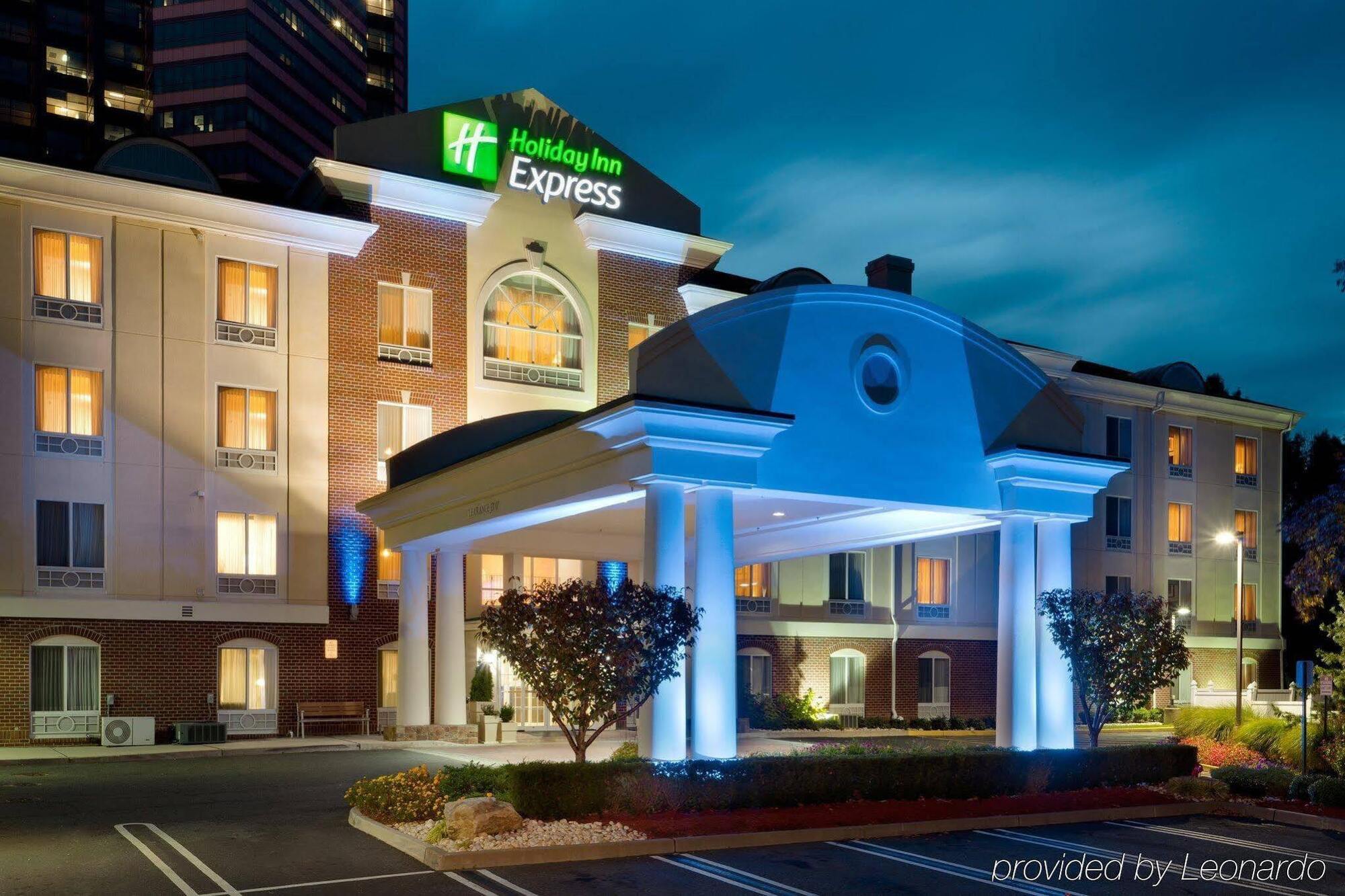 Holiday Inn Express Tower Center New Brunswick By Ihg East Brunswick Exterior photo